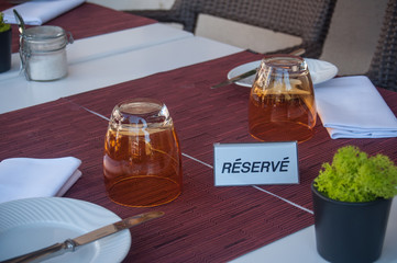 présentation de table de restaurant avec étiquette réservé
