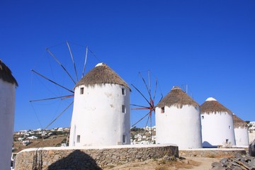 Fototapeta na wymiar alignement de moulins à Mykonos
