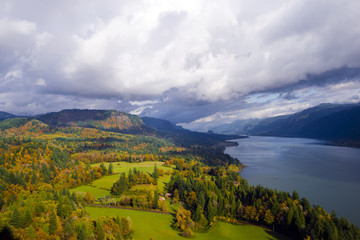 Obraz premium Columbia River Gorge Cape Lookout point of view landscaping in autumn