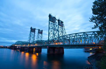 Elevating metal truss bridge over the Columbia River I-5 Interstate