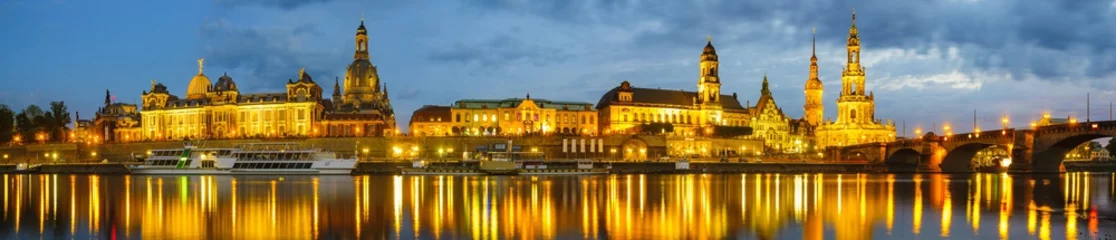 Deurstickers Stad aan het water panorama met historisch stadscentrum van Dresden en de rivier de Elbe in Saksen, Duitsland