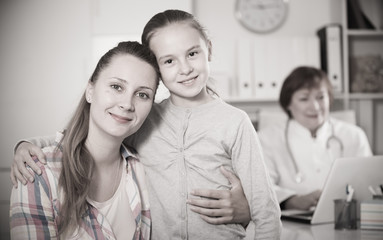 Fototapeta premium Little girl and mother with mature medical worker
