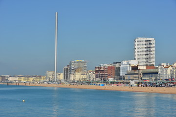 Obraz premium The coast of Brighton on a hot day in May. 