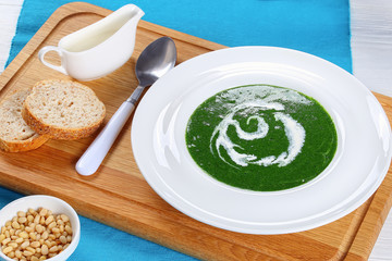 summer healthy soups of fresh spinach
