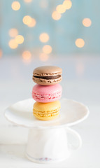 macarons de colores con fondo de luces