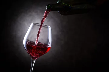 Foto op Plexiglas anti-reflex 赤ワインを注ぐ © BRAD