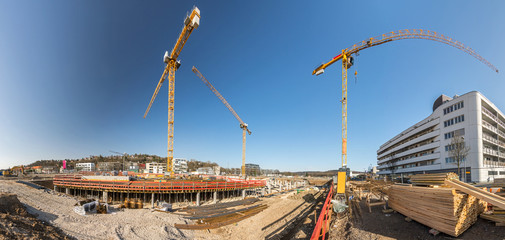 Fototapeta premium Baustelle Kräne Panorama Weitwinkel
