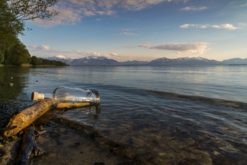 Gestrandete Flaschenpost im See