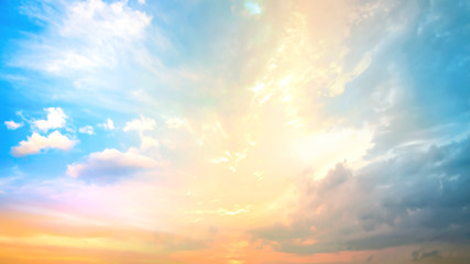 Fototapeta premium Światowy środowisko dnia pojęcie: Dramatyczny jesień zmierzch z zmierzchu koloru niebem i chmury tłem