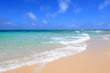 美しい沖縄のビーチと夏空

