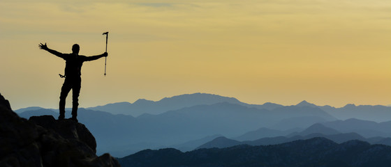 Zirvedeki Cesur Dağcı Sil&uuml;eti