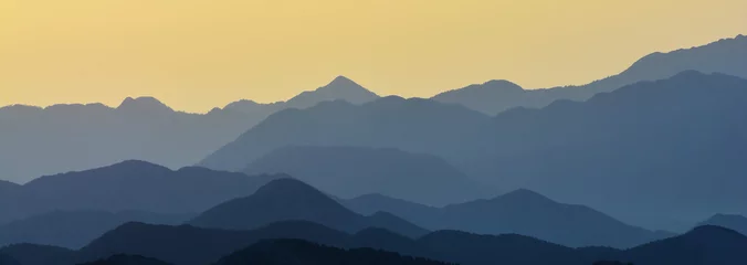 Tuinposter Üst üste Binmiş Dağ Silsileleri © The Cheroke