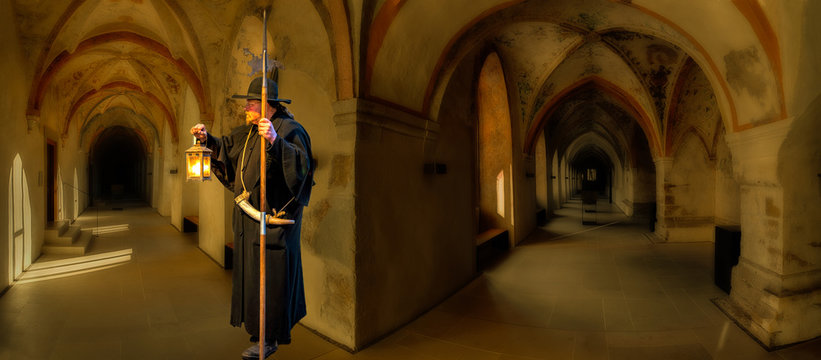 Kloster  Kreuzgang mit Nachtw&auml;chter