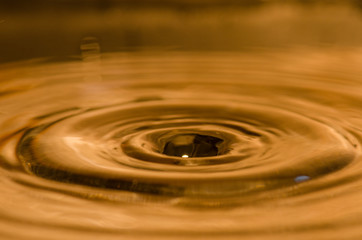 .Orange light reflected in water A beautiful circle of sway