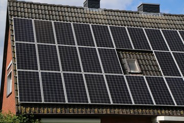 Solaranlage mit Solarzellen zur Nutzung der Sonnenenergie auf dem Dach von einem Haus