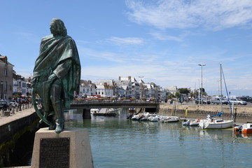 Statue am Hafen von Le Croisic