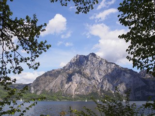 Salzkammergut - Bäume rahmen den Berggipfel des Traunsteins ein