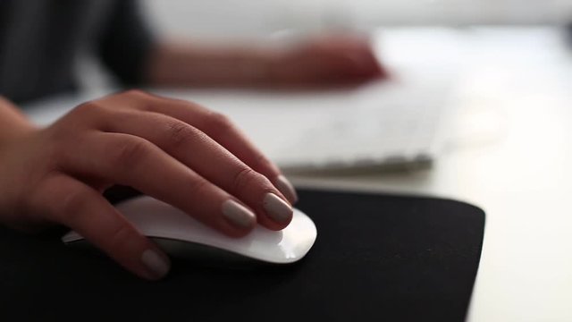 Hand bewegt Maus Tastatur Computer