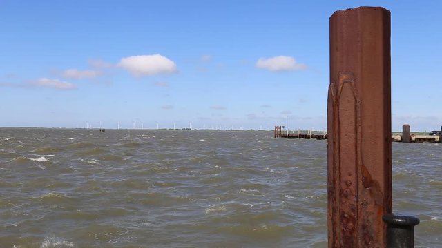 Wellengang am Nordseehafen Dageb&uuml;ll