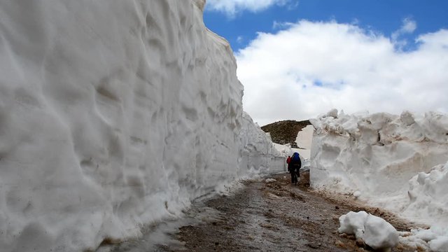 farkındalık oluşturmak i&ccedil;in zorlu yollarda bisiklet macerası
