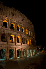 Naklejka premium Koloseum Rzym nocą