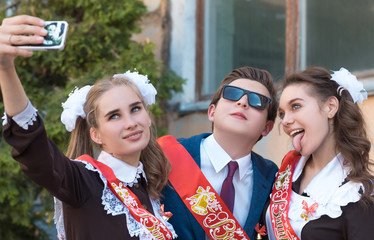 the photo cheerful, friendly students to prom © rotozey