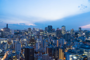Fototapeta premium Wgląd nocy Tokio, Suidobashi / Kudan niższa panorama miasta widziana z Surugadai