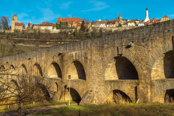 Blick auf die Doppelbr&uuml;cke und Rothenburg ob der Tauber im Taubertal