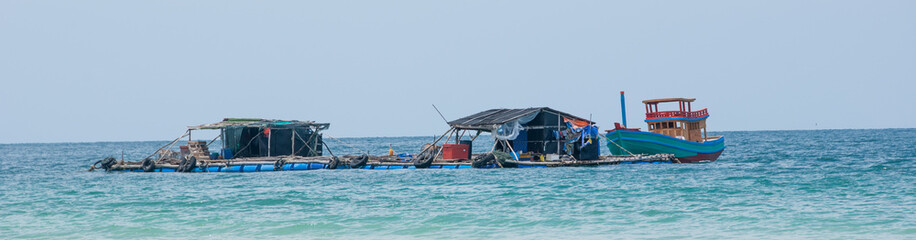 Fototapeta na wymiar Leben auf dem Wasser - einfache Hütten im Meer