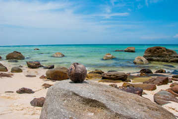 Fototapeta na wymiar Sandstrand mit blauem Meer und Felsen