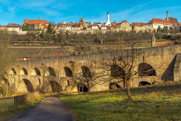 Fototapeta na wymiar Alte Steinbrücke mit dem Panorama von Rothenburg ob der Tauber