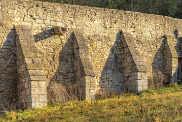 Alte Steinmauer mit Verstärkung zur Abwehr von Feinden