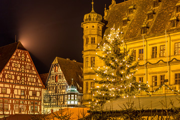 Christkindlmarkt am Marktplatz von Rothenburg ob der Tauber