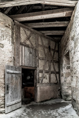 Dunkler Vorhof mit Eingang zu einer mittelalterlichen Bastion