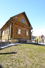 Деревянный домик  среди новостроек © flamel123