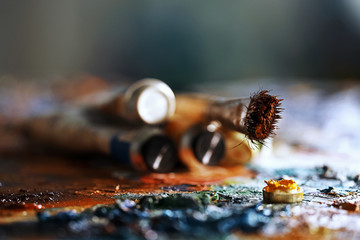 The artist paints a portrait of oil