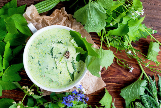 Fototapeta Selbstgemachte Suppe aus heimischen Wildkräutern (Wiesenkräutern)
