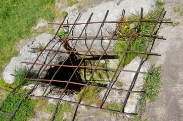 Obraz premium Крым, древний пещерный город Мангуп Кале. Вход в одну из пещер закрыт металлической решеткой