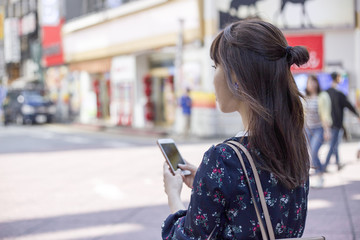 スマホを操作する女性ポートレート