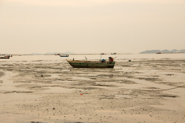 Obraz premium A boat on the mud