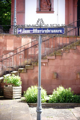 Schild Zum Marienbrunnen  / Das Namensschild Zum Marienbrunnen in einem Ortsteil von Mainz.
