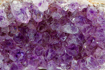 Panele Szklane Podświetlane  widok makro surowego fragmentu kamienia szlachetnego ametystu