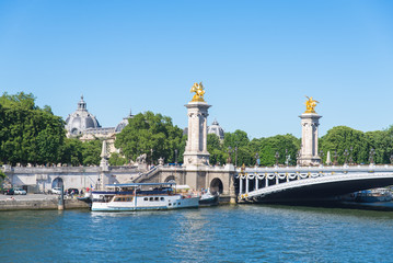 Fototapeta na wymiar Paris, pont Alexandre III, with barges 