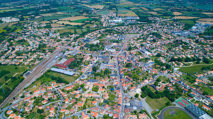 Photographie aérienne du centre ville de Sainte Pazanne en Loire Atlantique, France