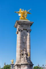 Photo sur Plexiglas Pont Alexandre III Paris, pont Alexandre III, statue dorée sur le pont