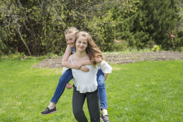 Obraz premium Teenage girls having fun together outdoors