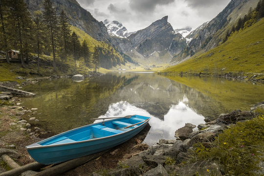 Ruderboot auf dem bew&ouml;lkten Seealpsee