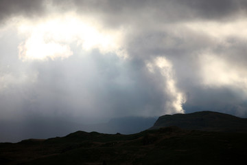 Regenwolken über karger Landschaft