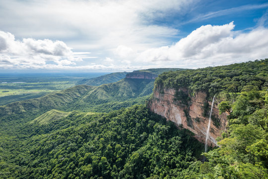 Cachoeira Véu de Noiva im Chapada dos Guimaraes Nationalpark, Brasilien