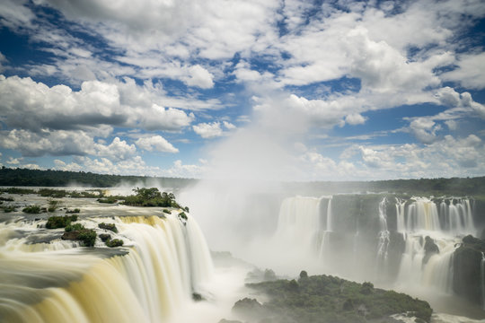 Langzeitbelichtung der Iguazu Wasserfälle an der Grenze von Argentinien und Brasilien